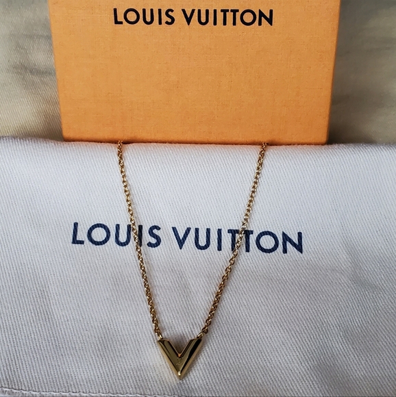 LOUIS VUITTON ESSENTIAL V NECKLACE - Picture 2 of 16